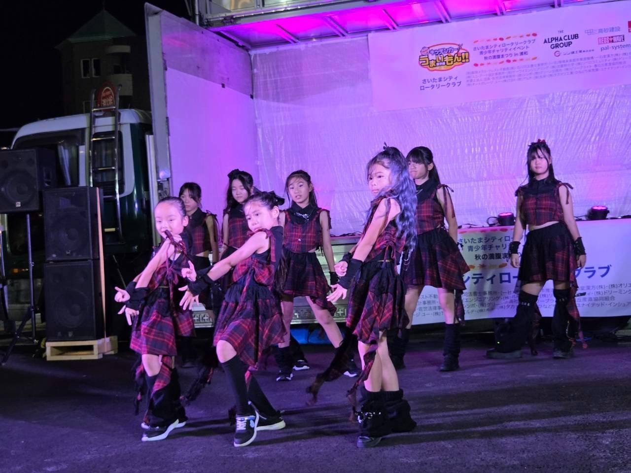 ピンクの照明のステージで踊る武蔵浦和校K-POPクラスの生徒たち