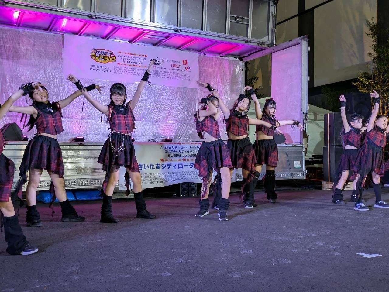 ステージで腕を高く上げて踊る生徒たち