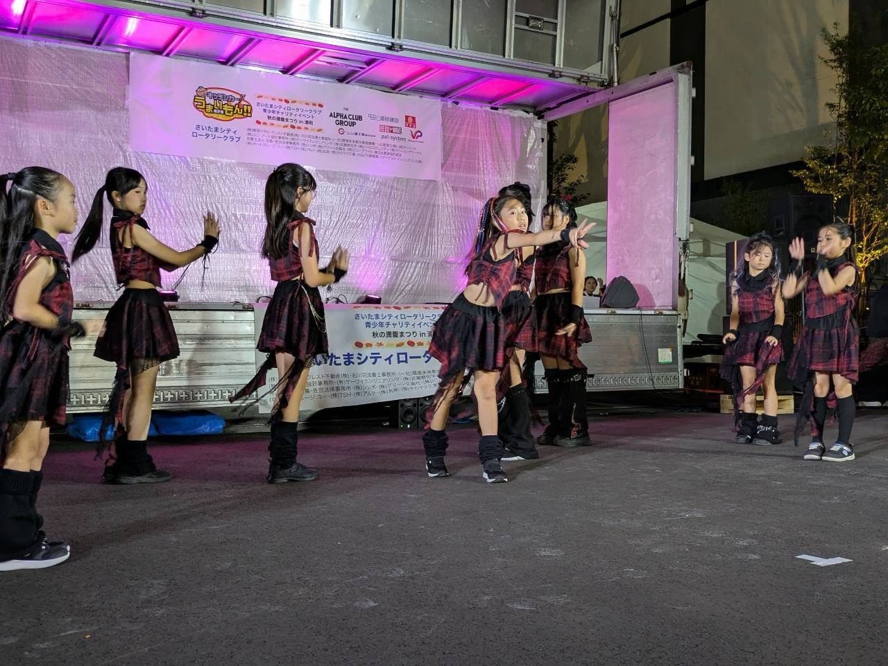 向き合って踊る武蔵浦和校K-POPクラスの生徒たち