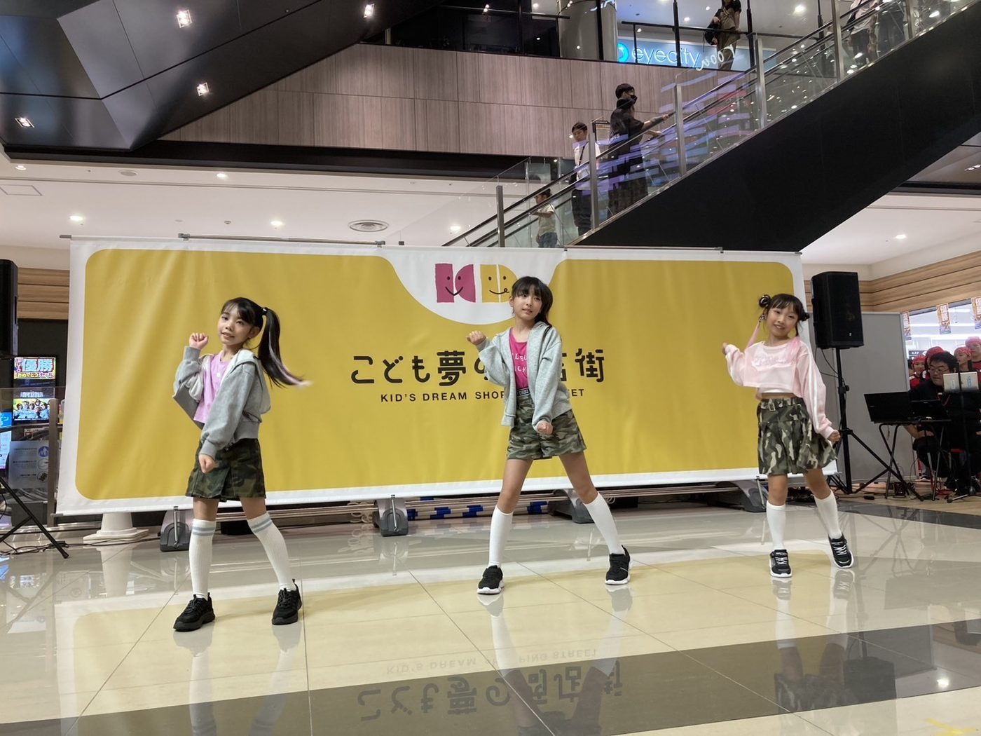 イオンモール新小松の祭広場のステージで踊る泉野校の生徒たち