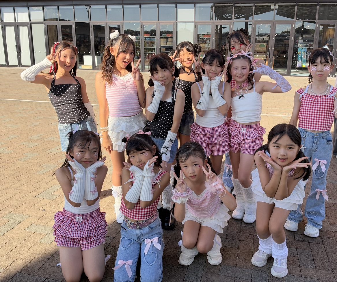 ららぽーと愛知東郷の前で集合写真を撮る天白校・安城桜井校の生徒たち