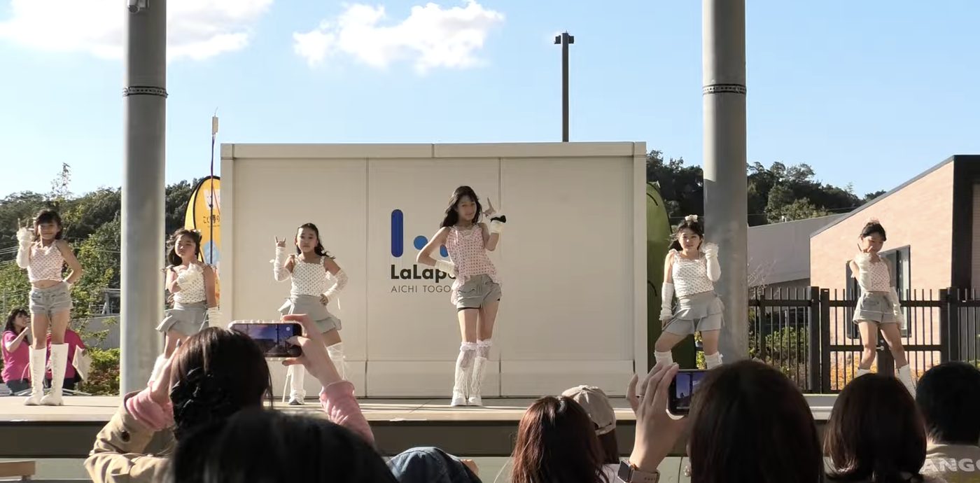 ららぽーと愛知東郷のステージで踊るリディアダンスアカデミーの生徒たち
