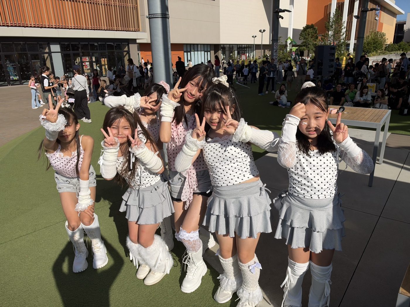 白のドット柄の衣装をそろえた生徒たち